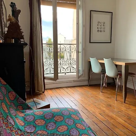 Stylish Flat With Balcony Facing South 4* Parigi