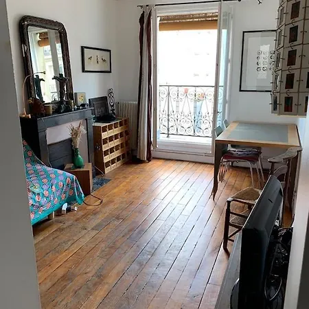 Stylish Flat With Balcony Facing South 4* Parigi